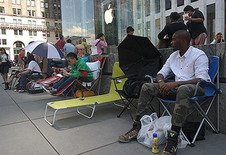 امريكيون يبيتون في الشارع انتظارا للهاتف ايفون 6