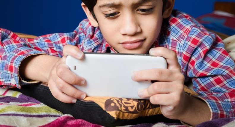 أفضل 10 تطبيقات للمراقبة والتحكم بهاتف طفلك